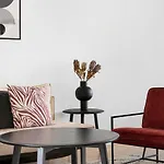 Sanders Arena - Precious Three-Bedroom Apartment Close To Metro Station