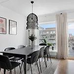 Sanders Arena - Precious Three-Bedroom Apartment Close To Metro Station