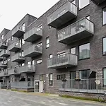 Sanders Arena - Precious Three-Bedroom Apartment Close To Metro Station
