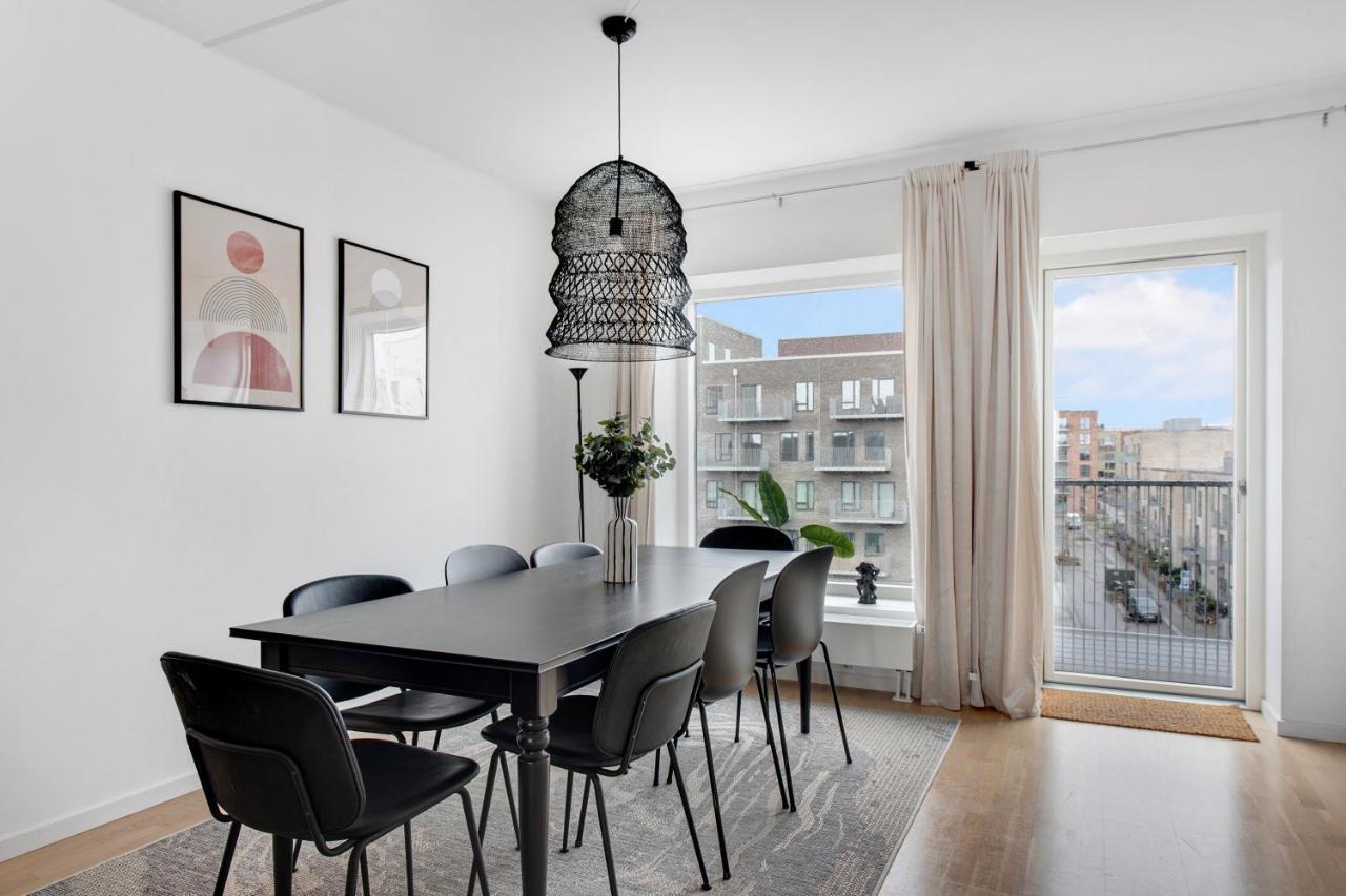 Sanders Arena - Precious Three-bedroom Close To Metro Station Lägenhet